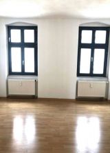 Helles Zimmer mit zwei Fenstern und modernem Parkettboden – charmantes Wohnen im sanierten Altbau