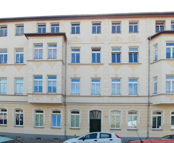 Sanierte Wohnhausfassade mit klassischer Architektur und modernem Wohnkomfort