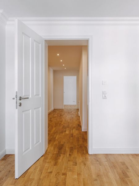 Helle Neubauwohnung mit edlem Parkettboden und modernen weißen Türen für stilvolles Wohnen