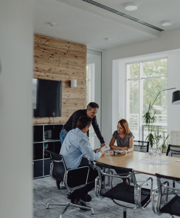 Immobilienberatung im modernen Besprechungsraum – persönliche Betreuung und Planung von Wohnprojekten
