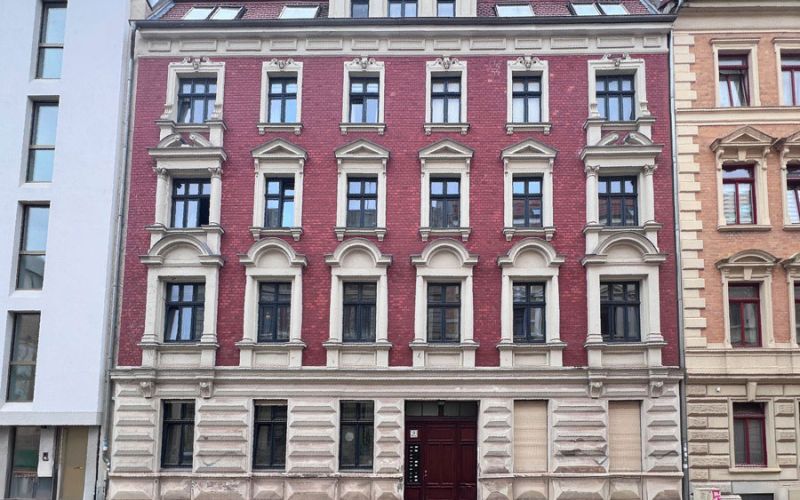 Stilvolle Altbaufassade mit rotem Klinker und sanierter Architektur – attraktives Anlageobjekt in bester Lage