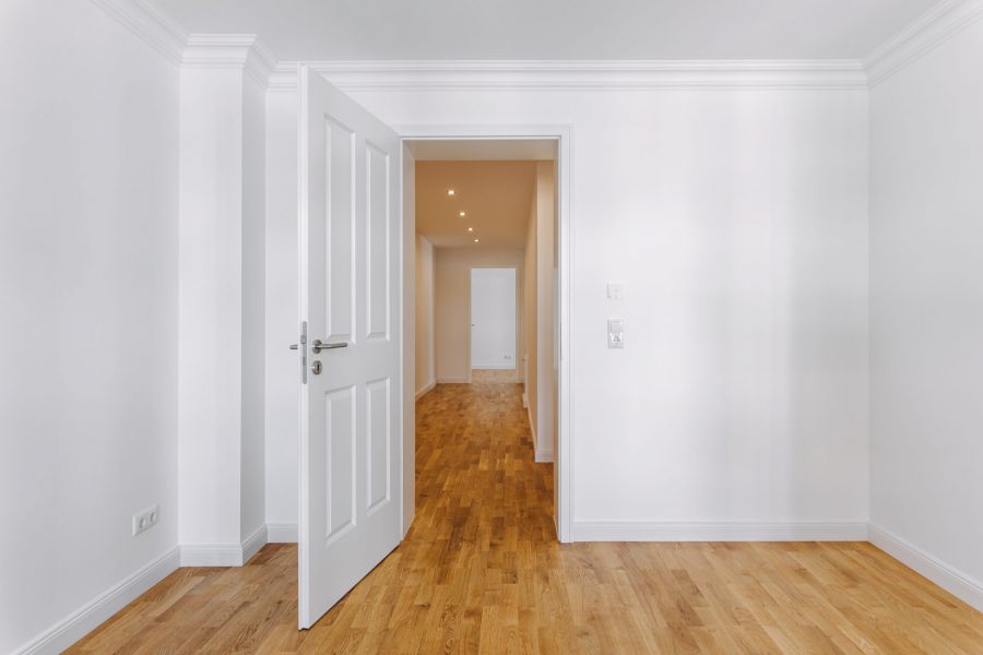 Helle Neubauwohnung mit edlem Parkettboden und modernen weißen Türen für stilvolles Wohnen