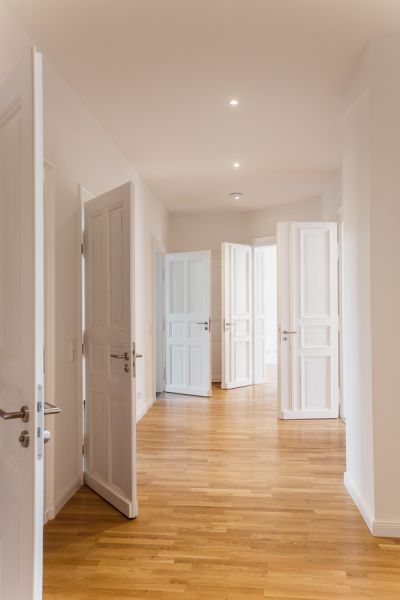 Helle Altbauwohnung mit edlem Holzboden und hohen weißen Türen für stilvolles Wohnen