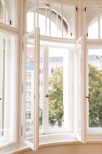 Großzügiges Rundbogenfenster mit Blick ins Grüne – elegantes Wohnen mit historischem Charme