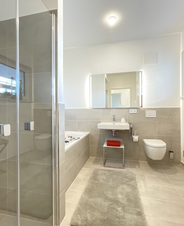 Modernes Badezimmer mit Dusche, Badewanne und stilvollem Design – Wohnen mit Komfort und Eleganz