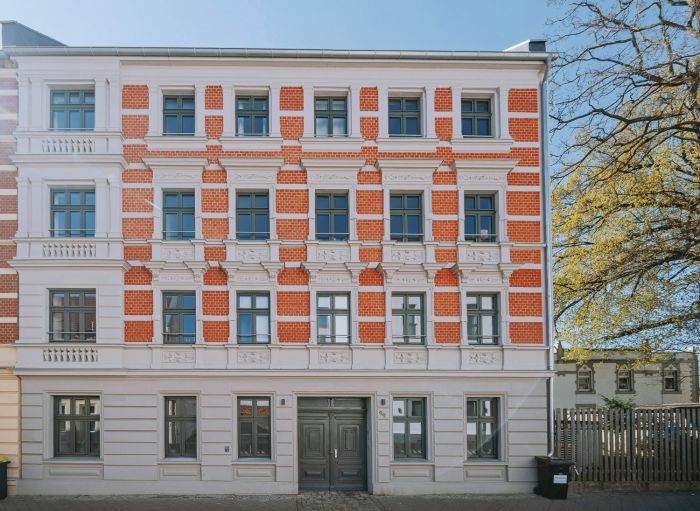 Stilvolle Fassade eines sanierten Gründerzeithauses – historische Eleganz kombiniert mit modernem Wohnkomfort
