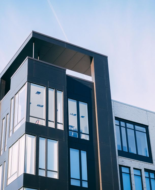 Moderne Wohnimmobilie mit klarer Architektur und großen Fensterfronten – urbanes Wohnen mit Stil und Komfort